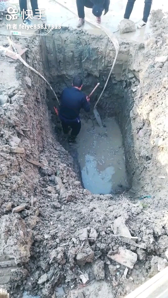 挖掘机挖水管视频相关论坛热帖