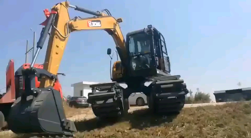 剛提的泥挖機(jī)到家啦