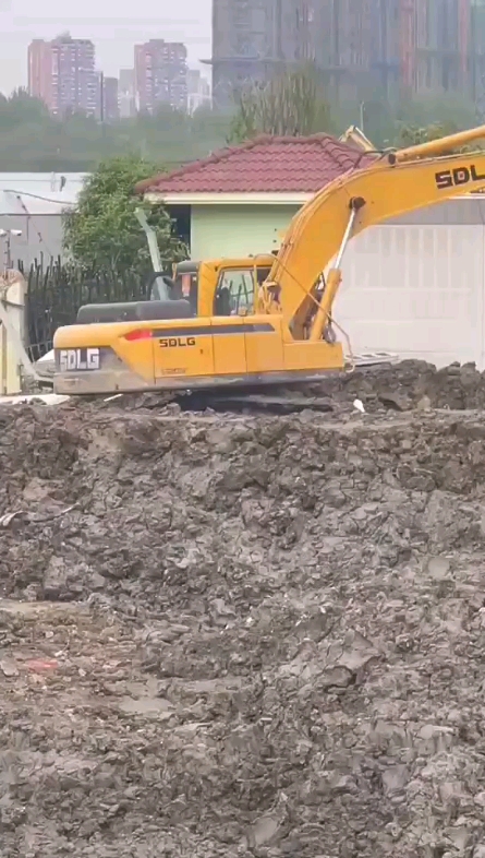 駕駛員猝死在挖機上。-帖子圖片