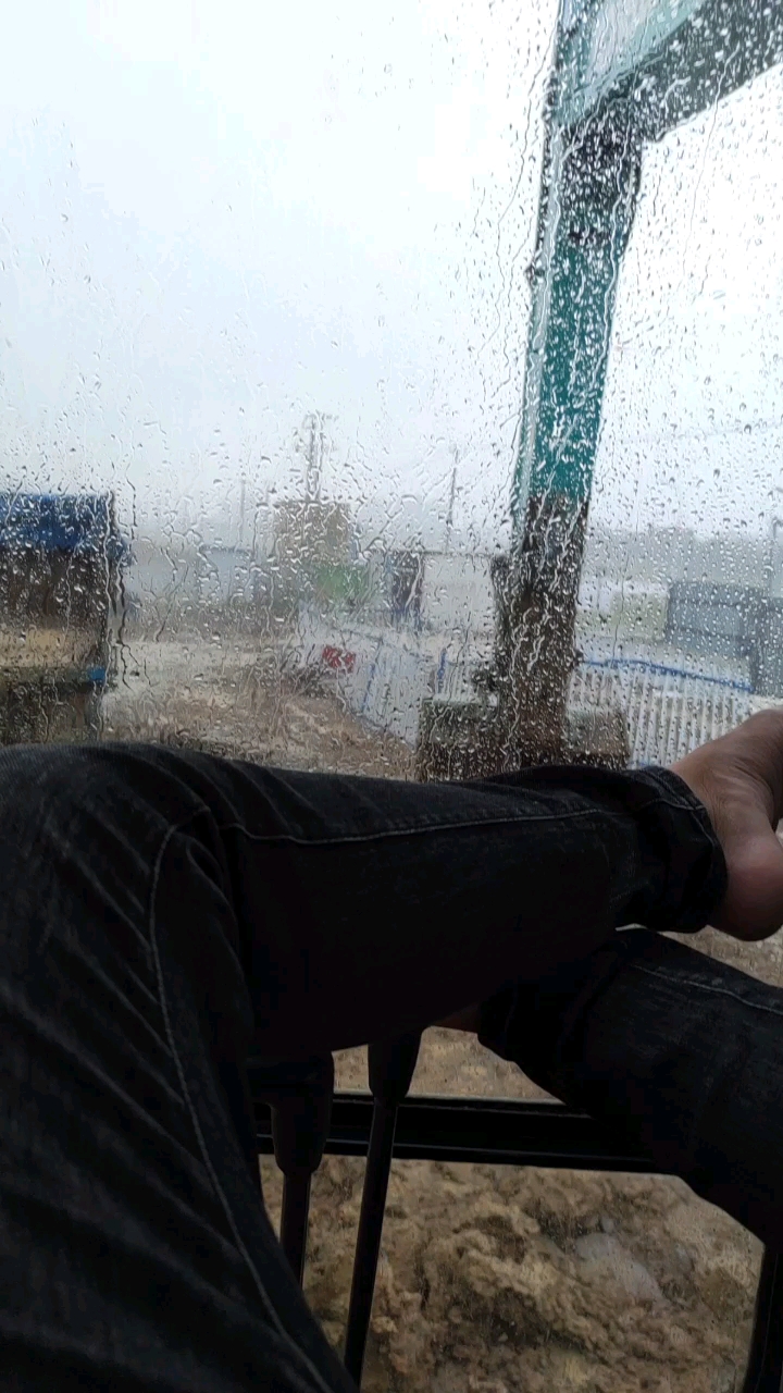 下班了，那么大雨怎么去吃饭？