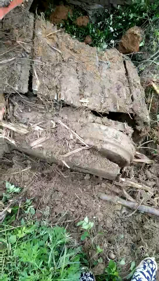 徒弟弄掉鏈子，履帶占滿了整條溝