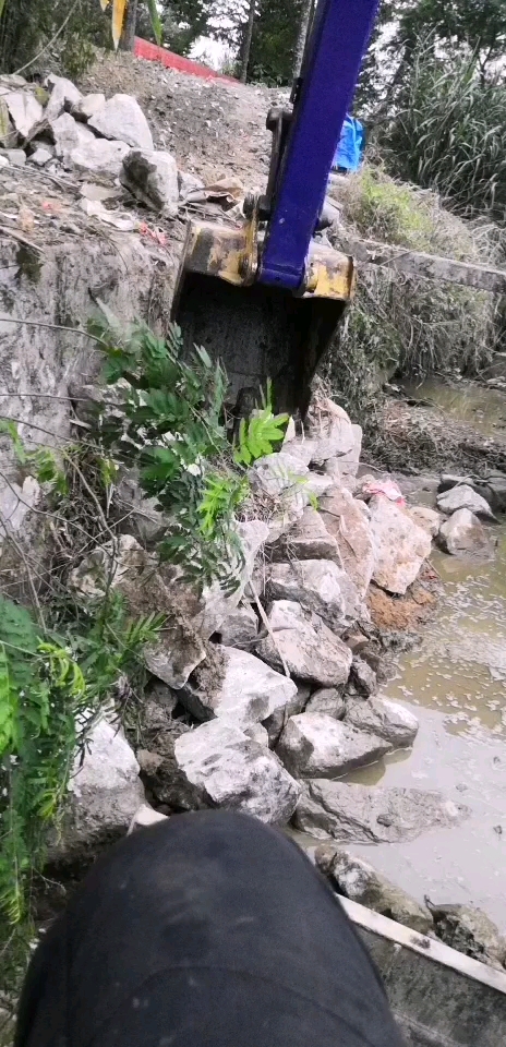 这样的活还是圆屁股的好，在沟里随便转，根本就不用担心