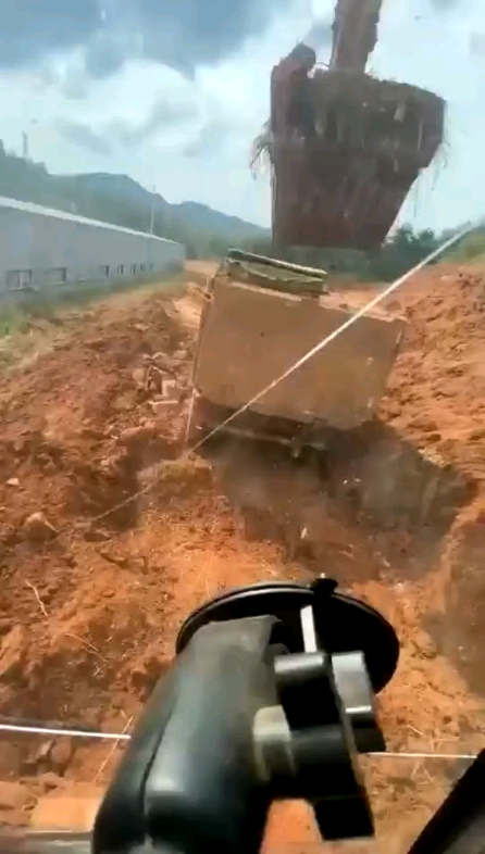 开不好挖机砸不烂车