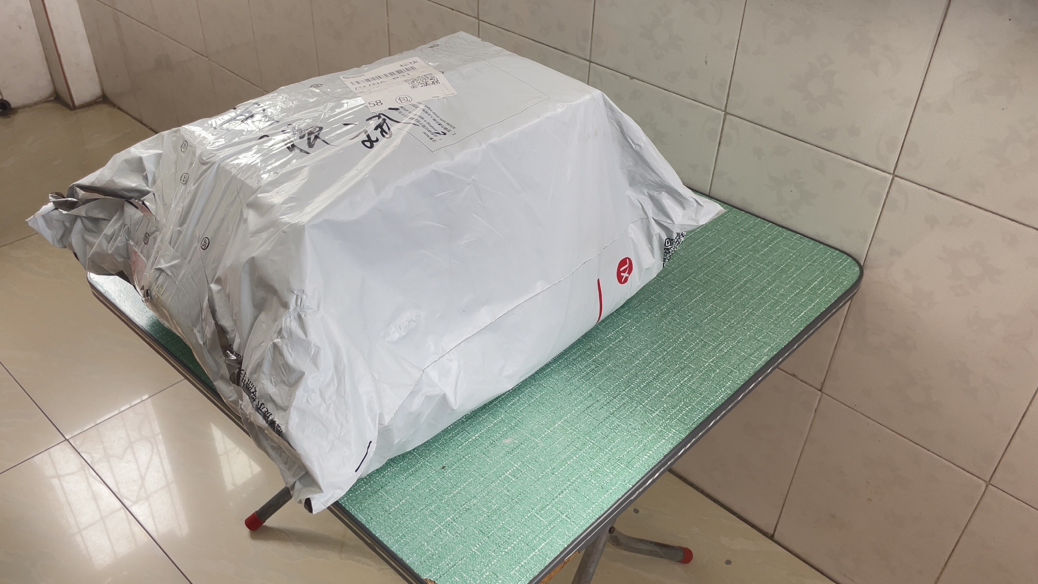 收到快递，挖机模型，背包