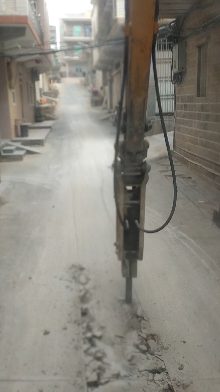 轮挖破水泥路面
