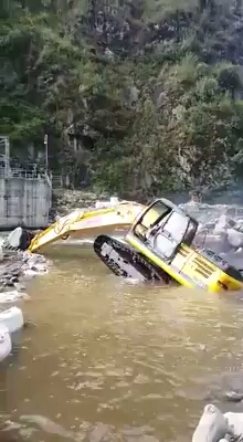 太励志！老司机就是牛！挖掘机倒在河里不放弃，自己站起来！