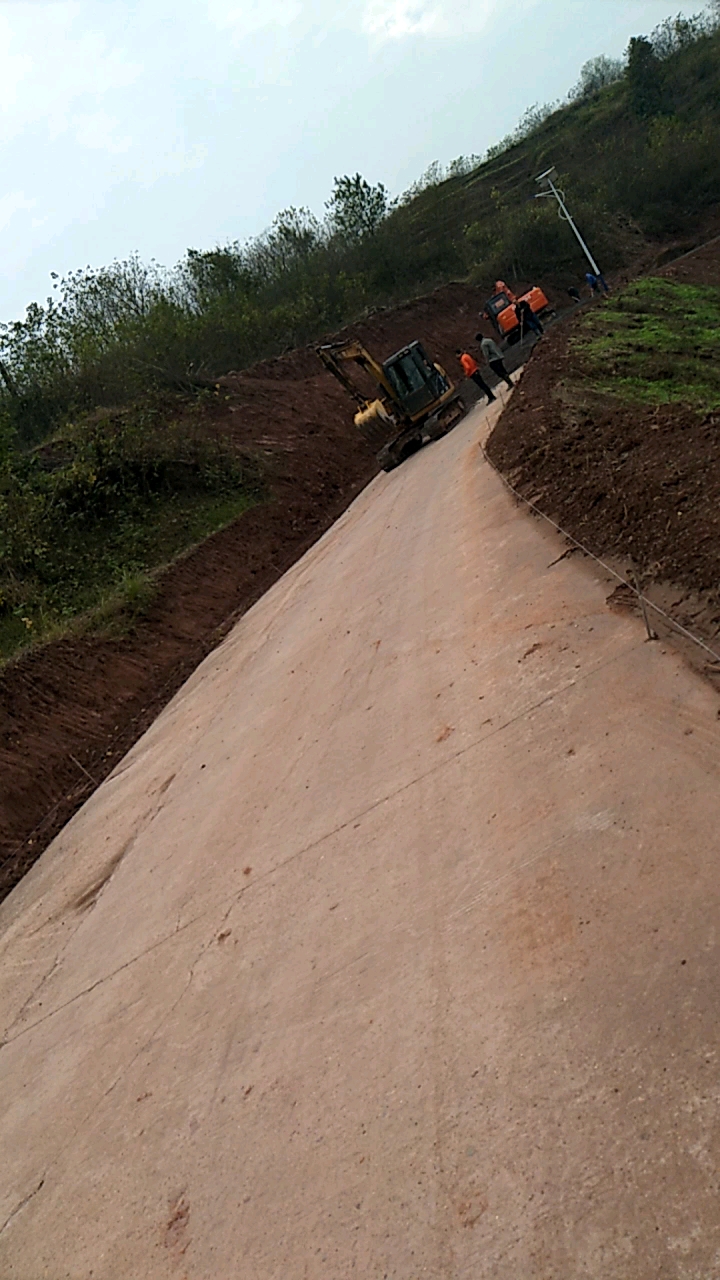 這個村子路面要鋪瀝青啦