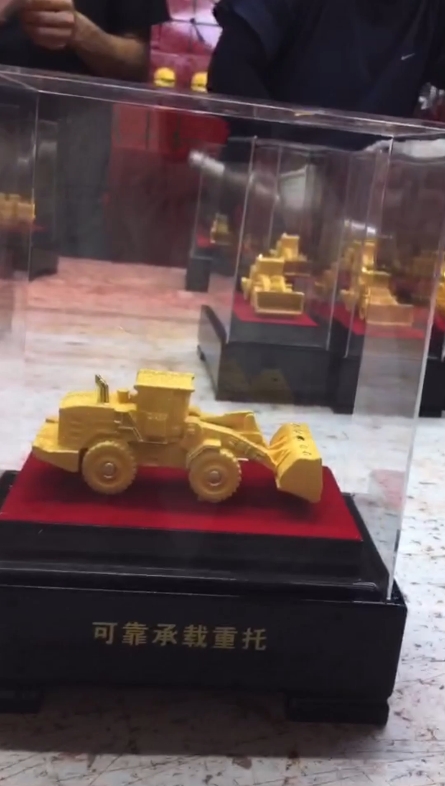 装载机绒金模型摆件