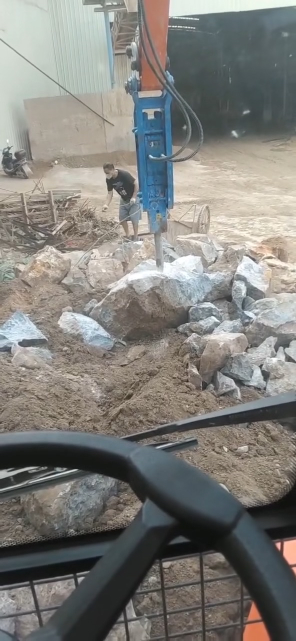 惠州市龍輝機(jī)械設(shè)備租賃有限公司
自有輪式挖機(jī)、夾機(jī)對(duì)外出租，車(chē)況良好、定期保養(yǎng)，手續(xù)齊全，可開(kāi)正規(guī)發(fā)票。-帖子圖片