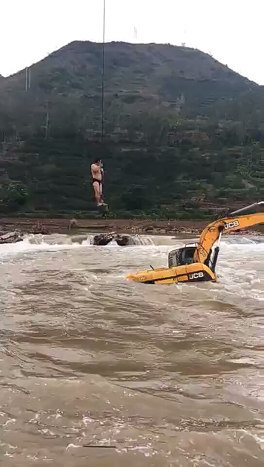 挖机掉进水里，机手裸身救机！