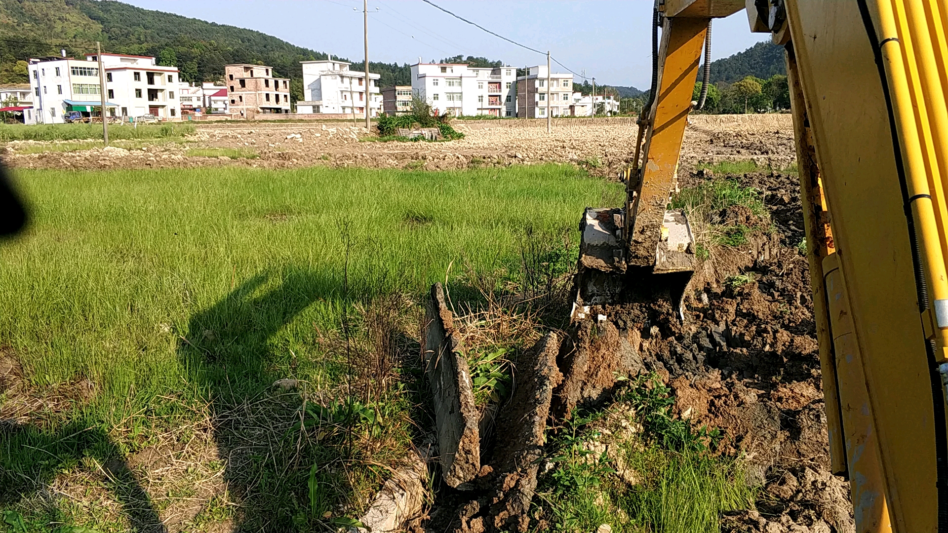 开挖机农田搞破坏