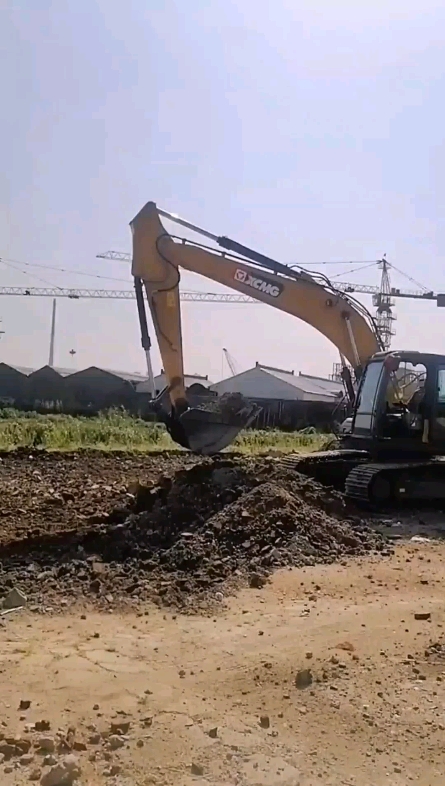 大挖掘机装车