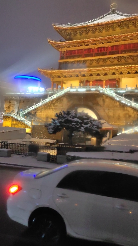 雪夜里的钟楼更好看