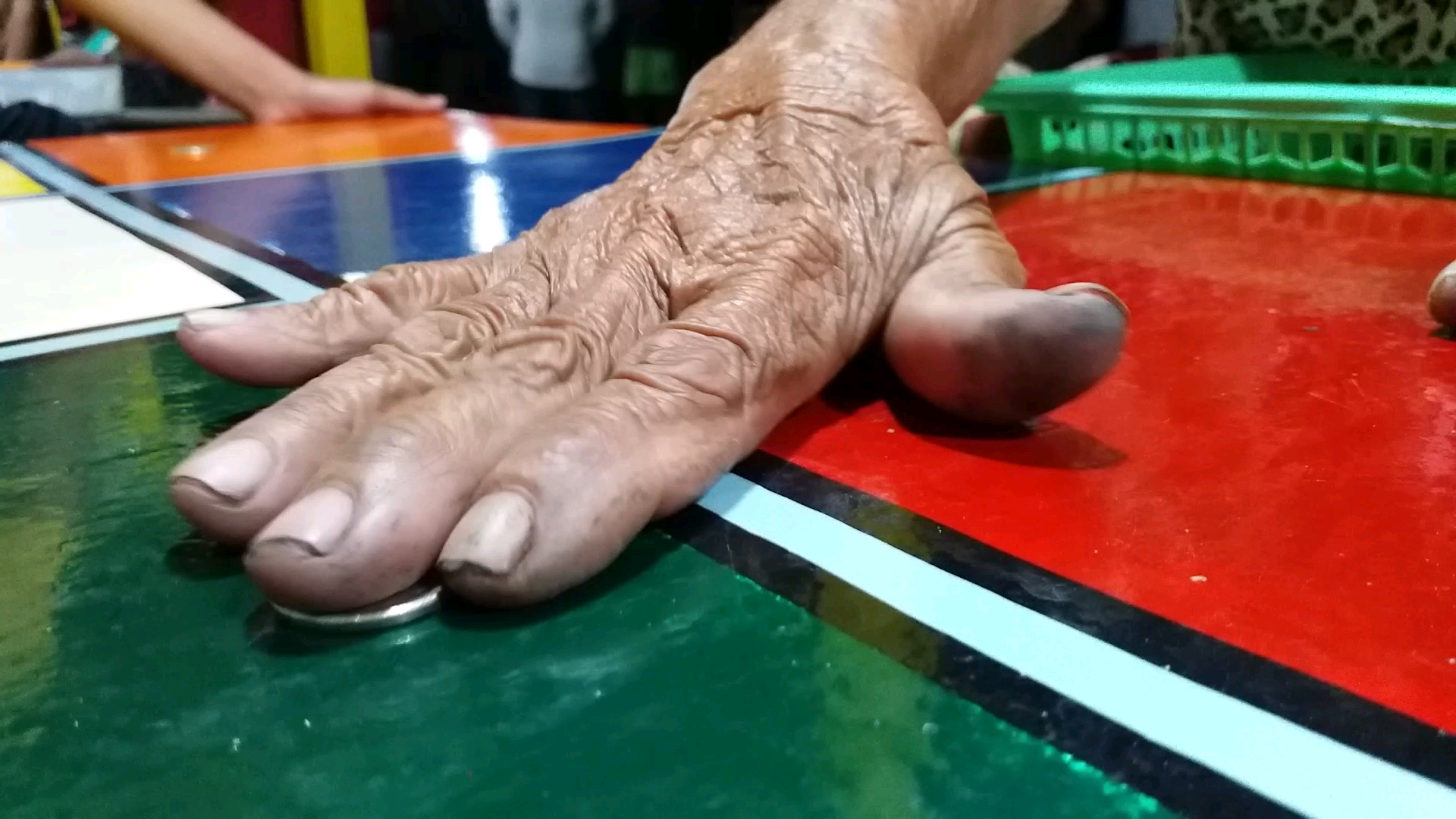 85歲的莊家每天站著工作6小時