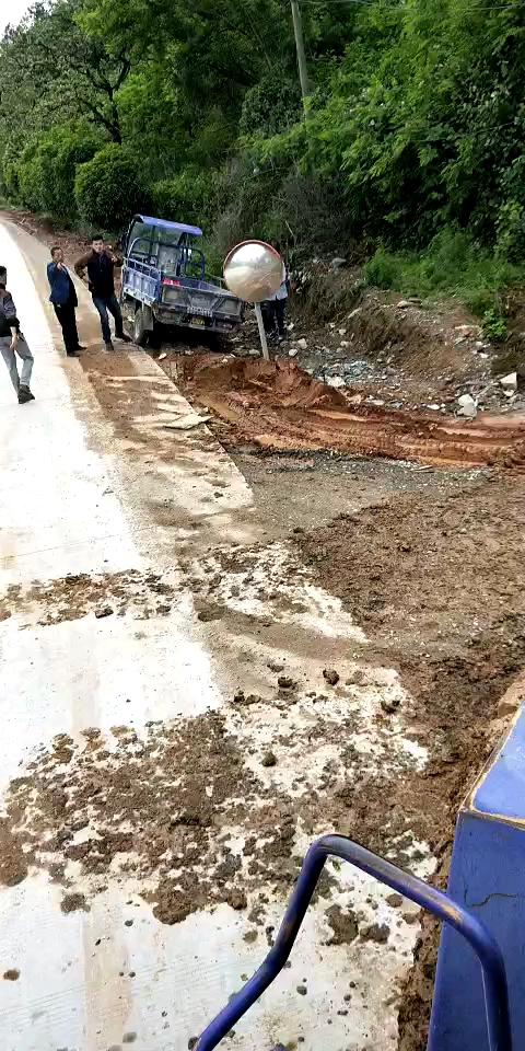 快來看三輪車掉溝里去了，車上還有兩個老婦女