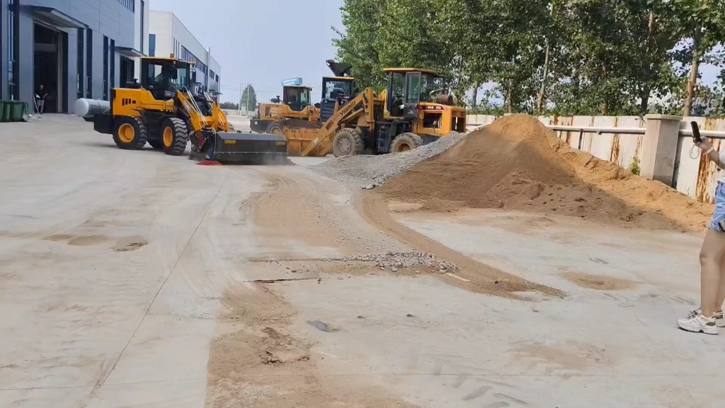 装载机清扫器935安装2米扫地机封闭式垃圾收集箱