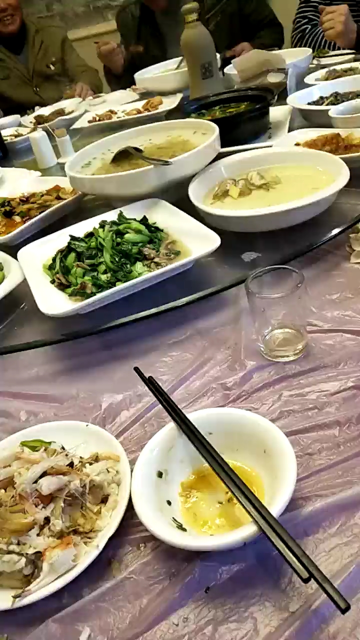 今天連續(xù)上班工地請吃飯了