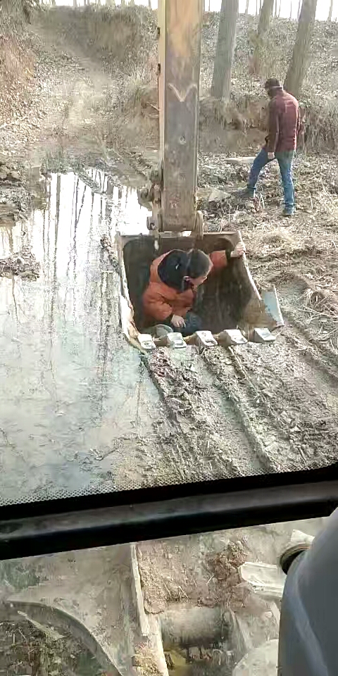 座挖斗，少踩泥