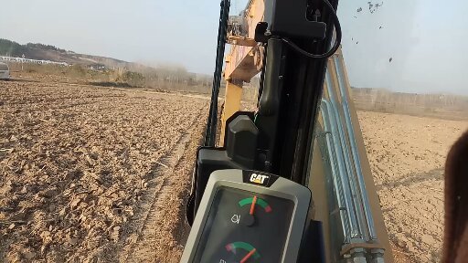 视频：开着卡特挖机改造农田。