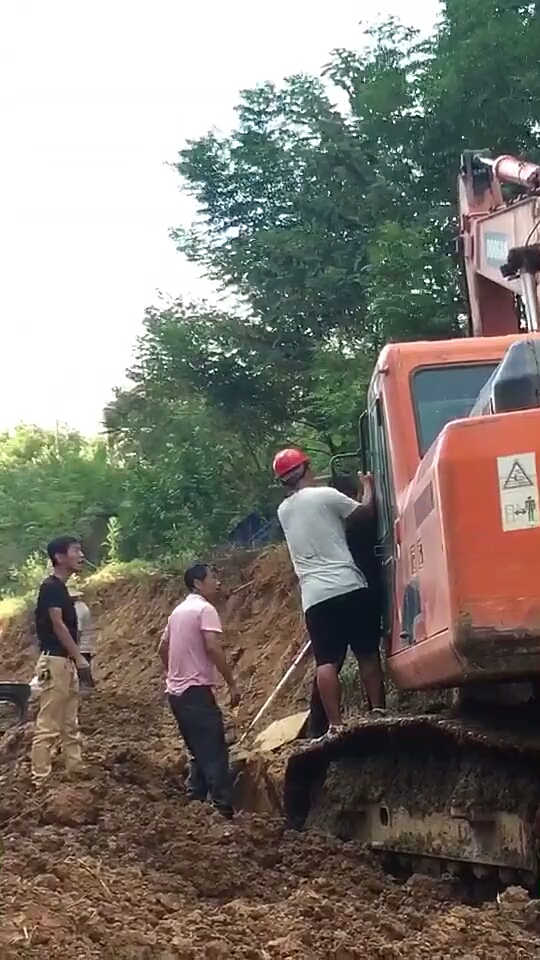 不知什么原因，挖機司機被打，事發(fā)武漢蔡甸區(qū)，希望廣大謹慎