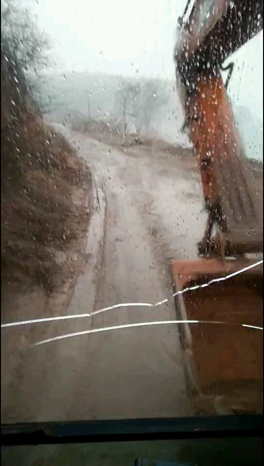 老鐵們早上好下雨了