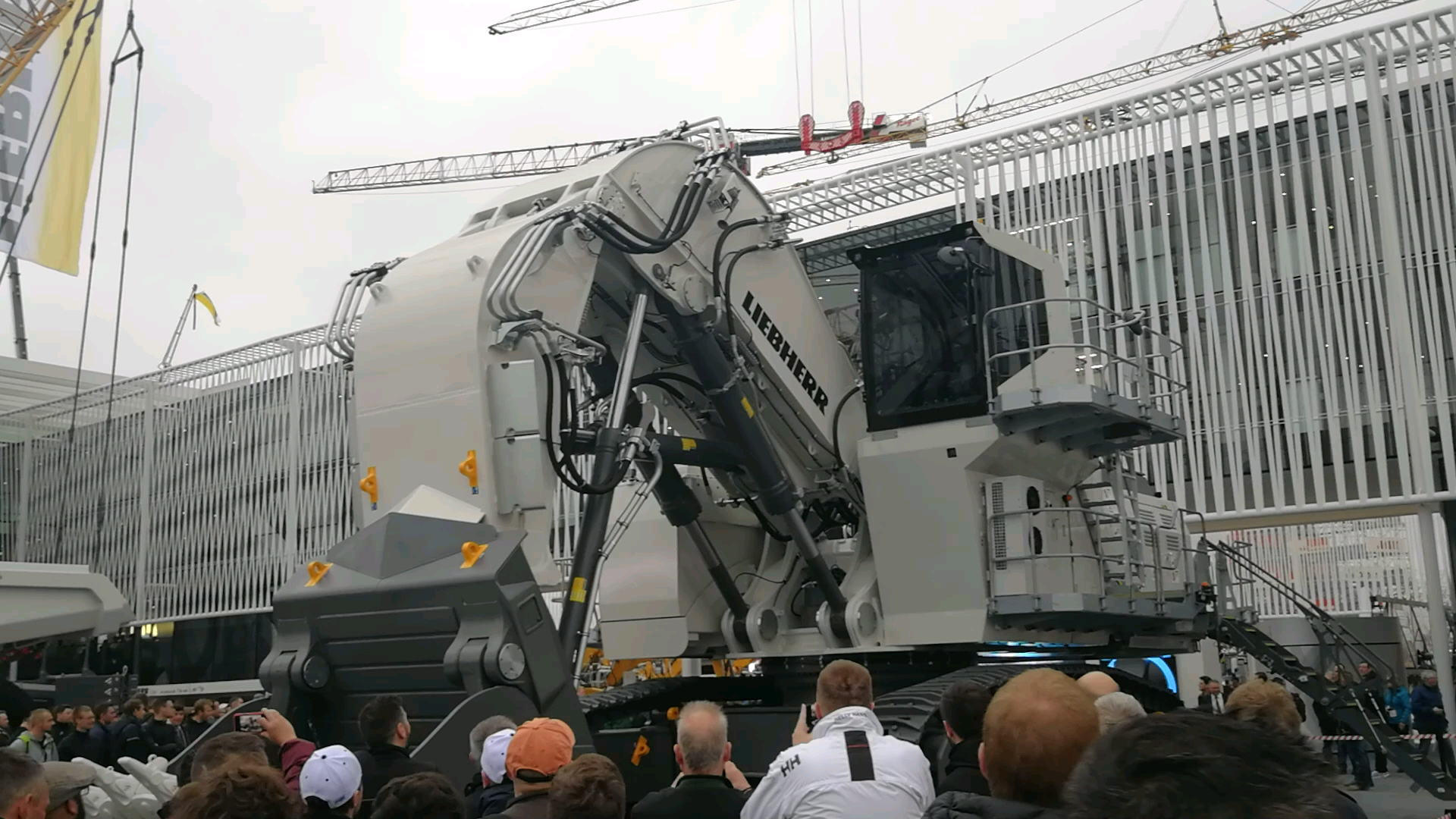 利勃海尔200吨级全电驱动矿用挖掘机