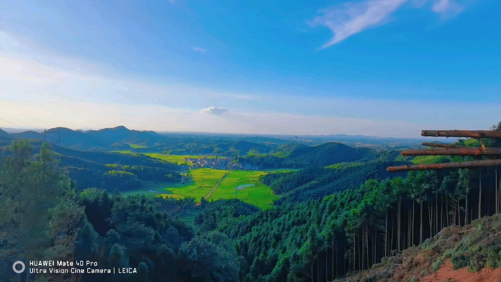 会当凌绝顶，一览众山小。山顶的风景真的很不错