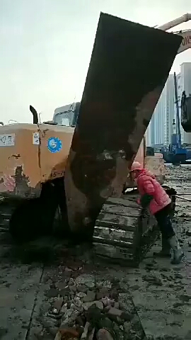 履帶把鋼板帶起來了