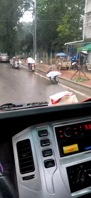 【視頻大賽】淋雨一直走