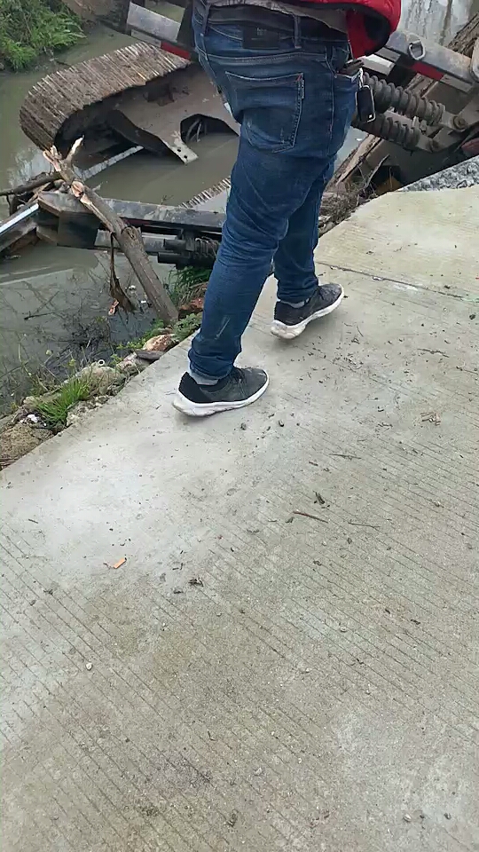 板車掉河了