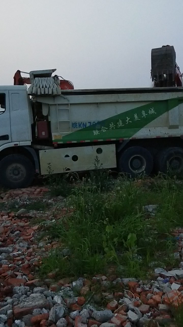 裝這車挖機(jī)有點(diǎn)小