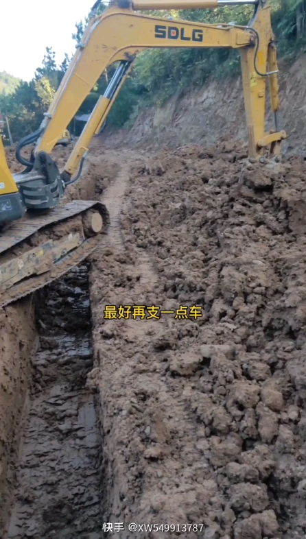 工地坎坷不平！挖机如何垮沟？