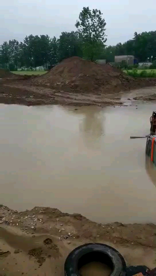 下雨，车子要往高处停，别停河床里，这是教训啊