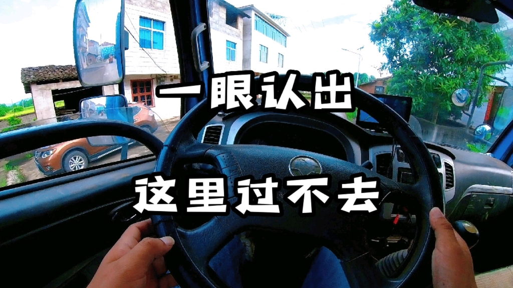 拖车往村里过的时候，一定要记得注意电线哦。