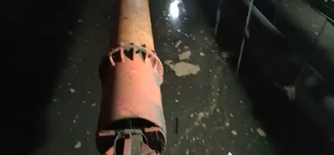 挖機游泳
