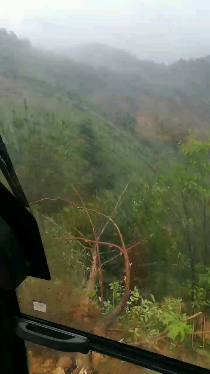 雨刮器刮到下面的擋風玻璃了，怎么糾正？