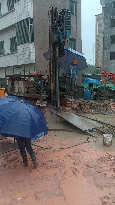 工地大雜燴風(fēng)雨無阻