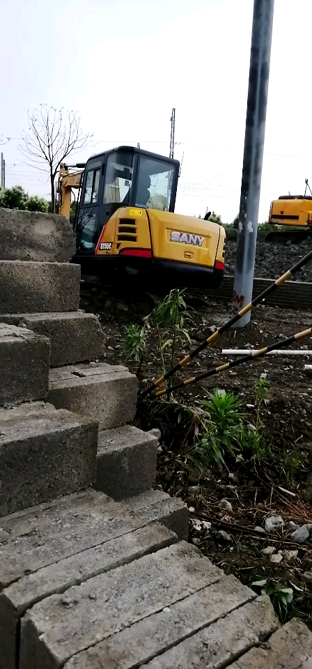 这雨下的踩下去就是坑。