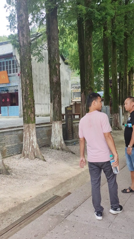 月初还在黄冈玩