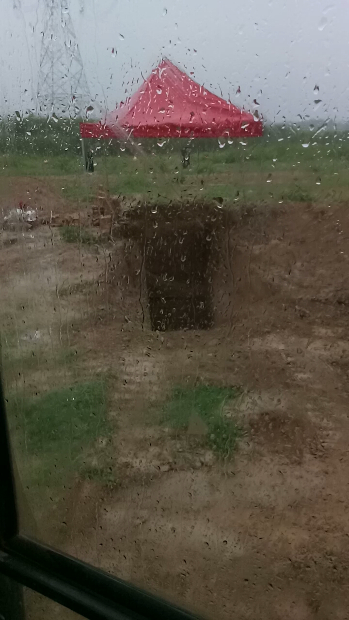 倒霉催的。雨天上坟地挖马道