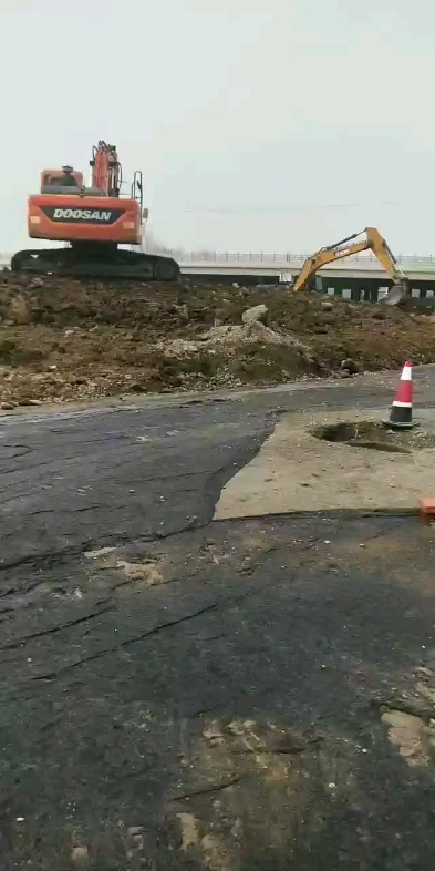 兴业路，绿化带