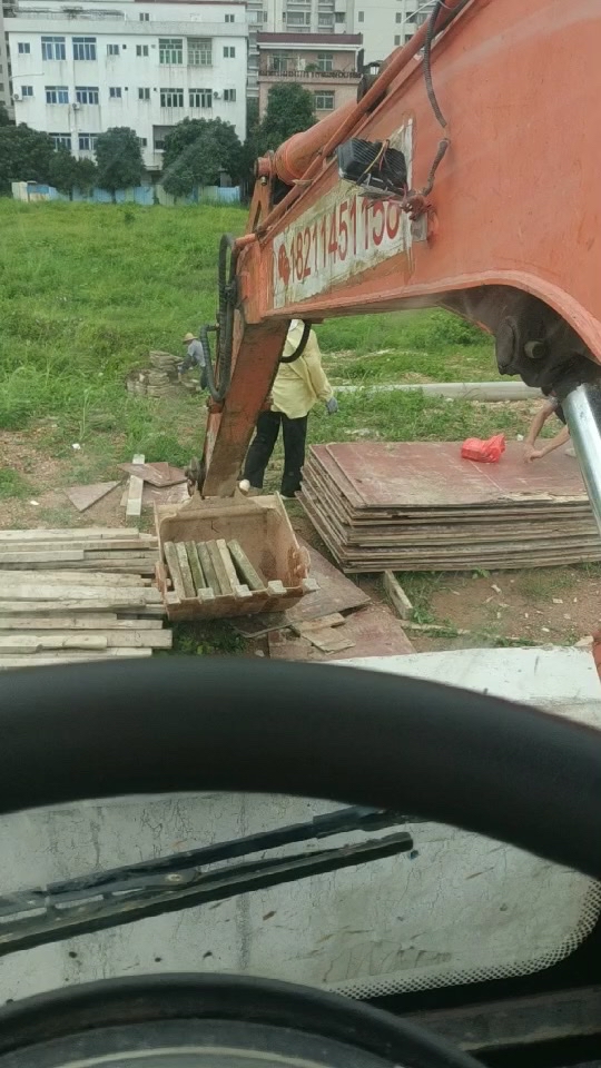 惠州輪式挖機+夾機出租，十年老司機團隊！

2. 惠州挖機租賃｜臺班包月均可，24小時上門-帖子圖片