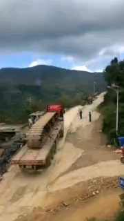 挖機(jī)分拆運(yùn)上山。