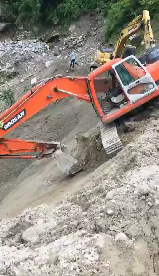 这挖机下坡是技术高，还是巧合？真危险啊！
