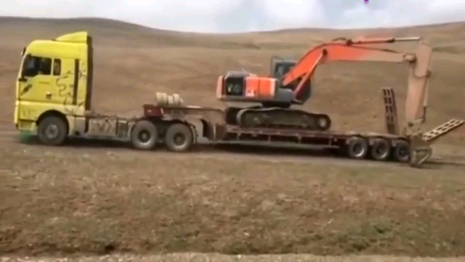 拖车：虽然车坏了，但是有挖掘机在，此刻是幸福的[表情][表情]