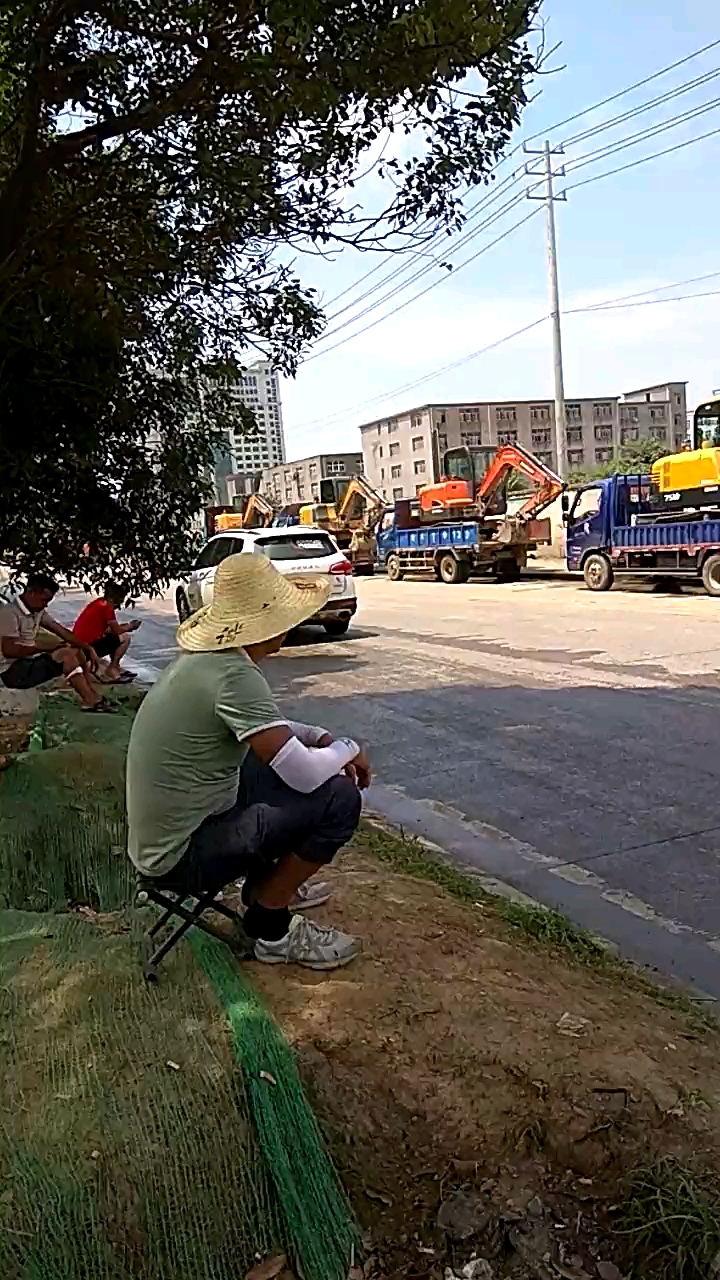 夏天開工程車就是要熱死