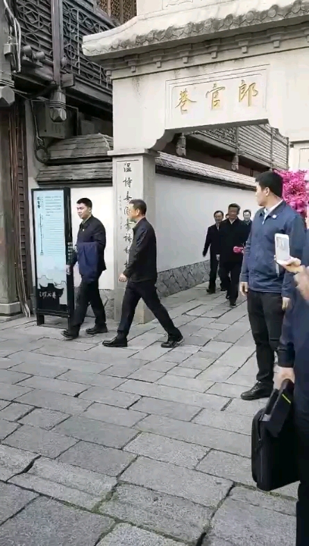 體察民情