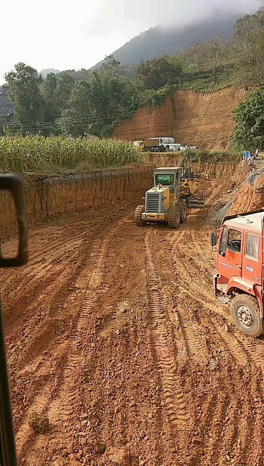 平地機修路，