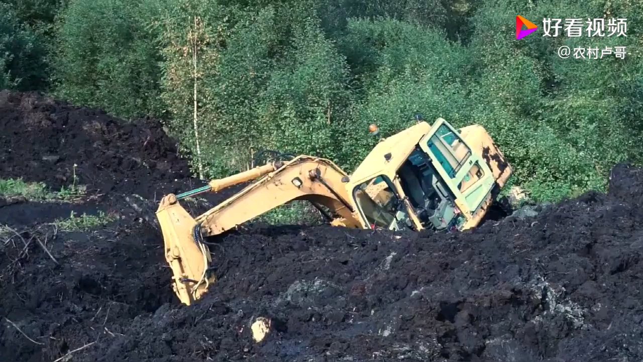 挖掘机陷入泥里怎么办，师傅的操作技术你给几分？