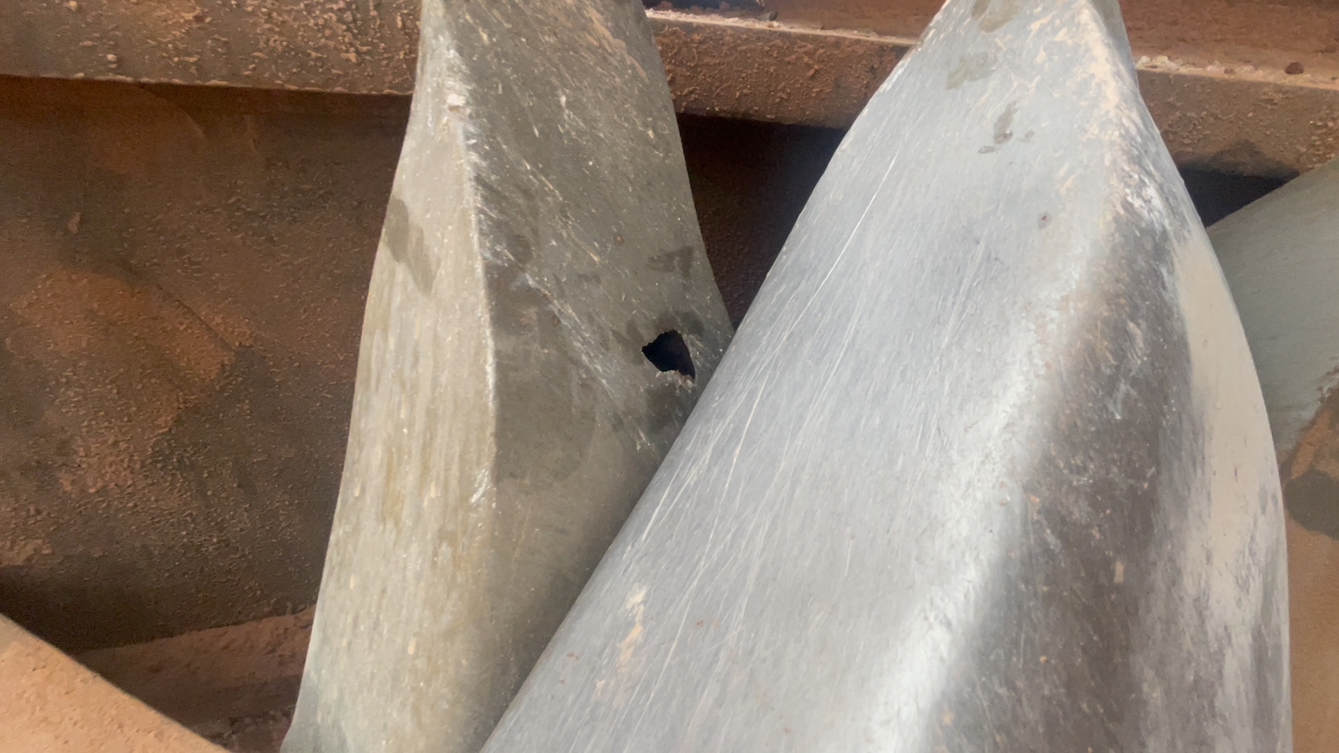 这是长蛀牙了吧